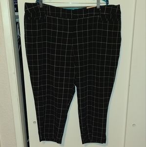EVRI Mid Rise Capri Black Plaid Pinstripe 22W